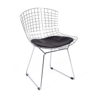 Kuuluisan suunnittelijan Hans J. Wegnerin kromattua terästä oleva tuolin jäljennös Bertoia "High Quality"