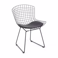 Replica metalen stoel Bertoia in zwart staal in industriële stijl van de beroemde ontwerper Hans J. Wegner