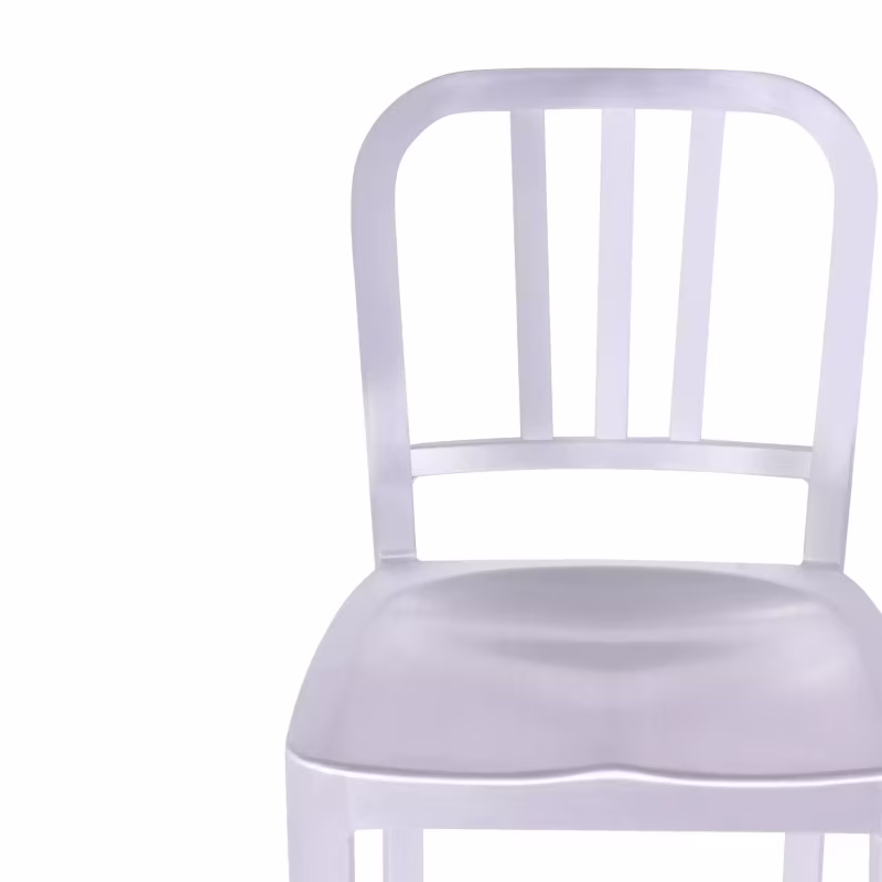 Replika av pall i aluminium - ikonisk industridesign