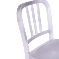 Replica dello sgabello in alluminio dell'Esercito della Marina - design industriale iconico