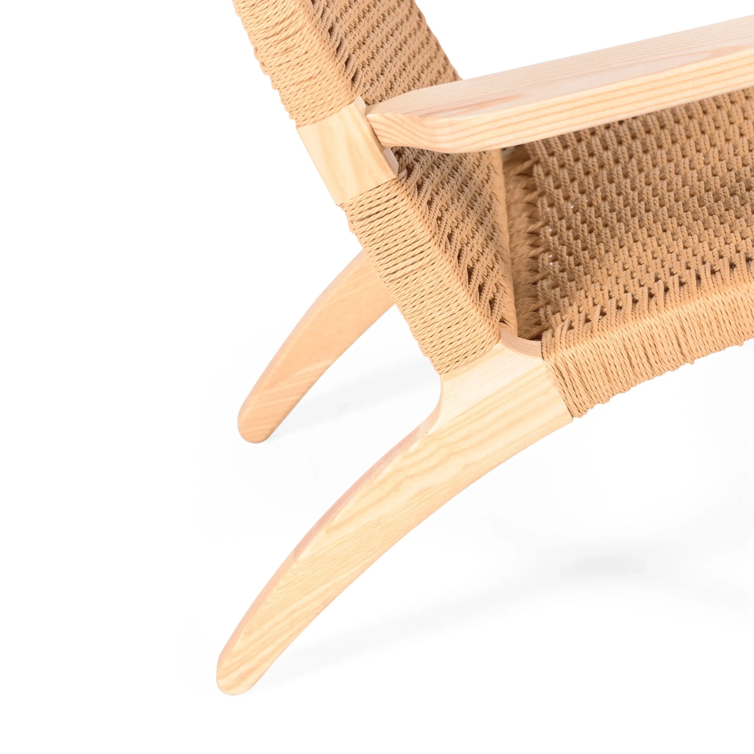 Cadeirão Catani CH25 | Design escandinavo em freixo e corda natural