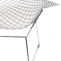 Réplica da cadeira Diamond em aço cromado e almofada em pele - Coleção Bertoia