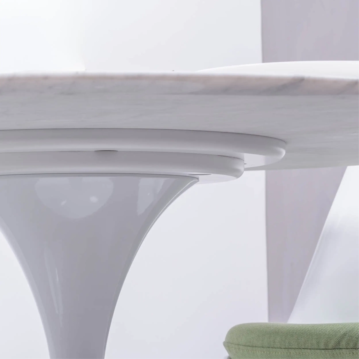 Inspirační tulipánový jídelní stůl v mramoru Carrara 120 cm - designový nábytek