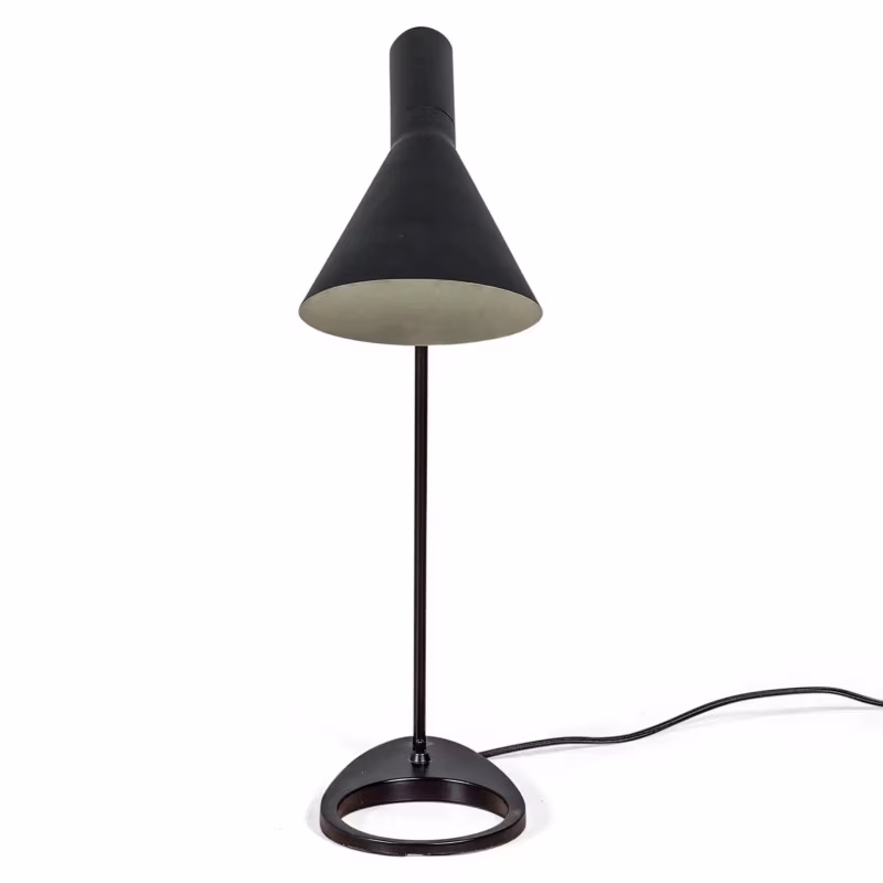 Jhon pöytävalaisin | Arne Jacobsenin inspiroima muotoilu teräksestä