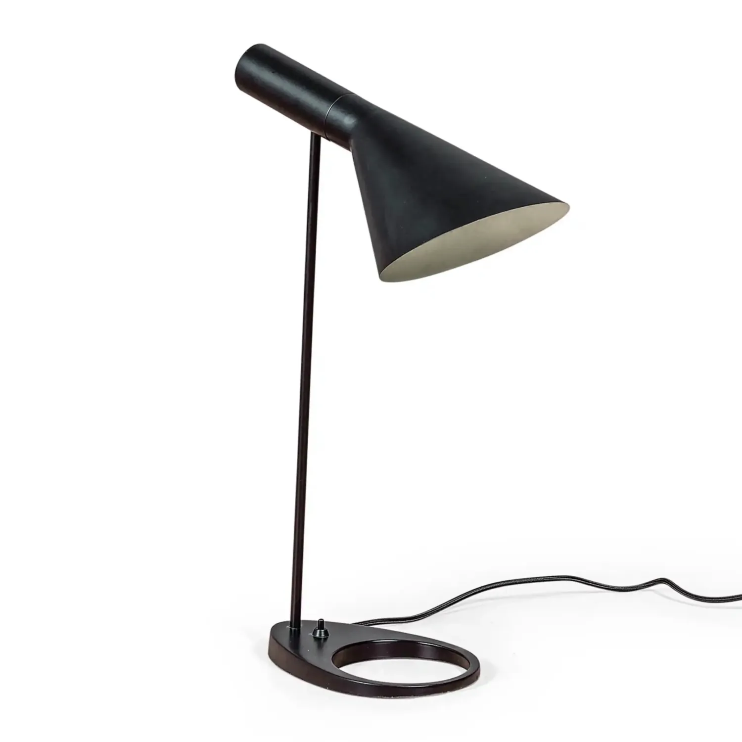 Lampada da tavolo Jhon | Design ispirato ad Arne Jacobsen in acciaio