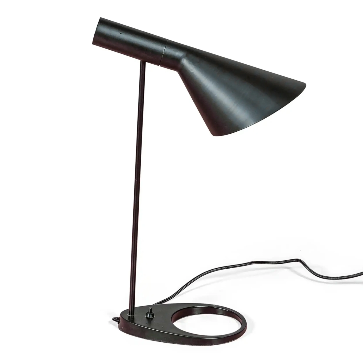 Lámpara de sobremesa Jhon | Diseño inspirado en Arne Jacobsen en acero