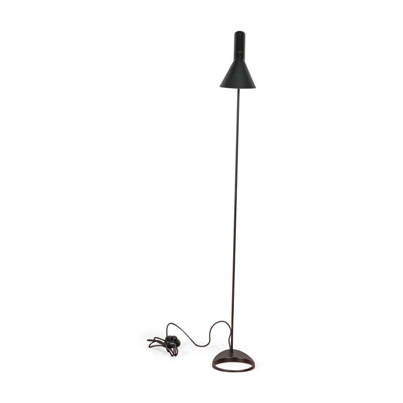 Jhon golvlampa i stål med Arne Jacobsen-inspirerad design