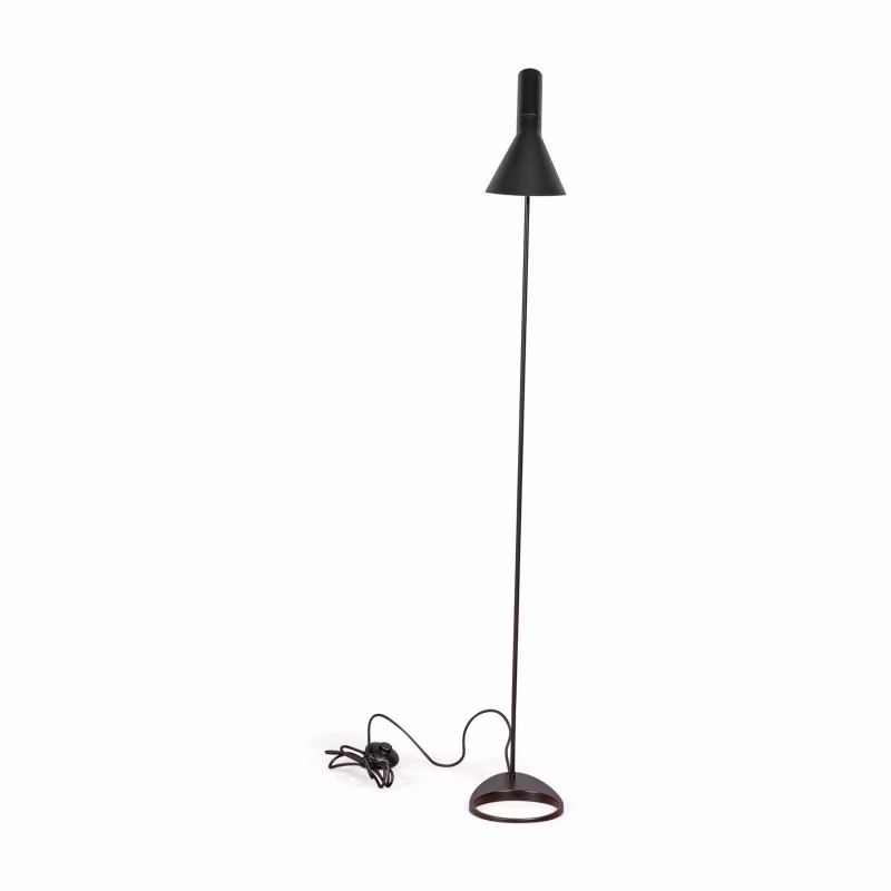 Jhon lattiavalaisin | Arne Jacobsenin inspiroima muotoilu teräksestä