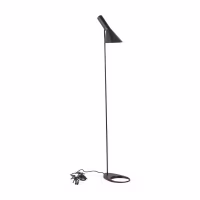 Jhon golvlampa i stål med Arne Jacobsen-inspirerad design