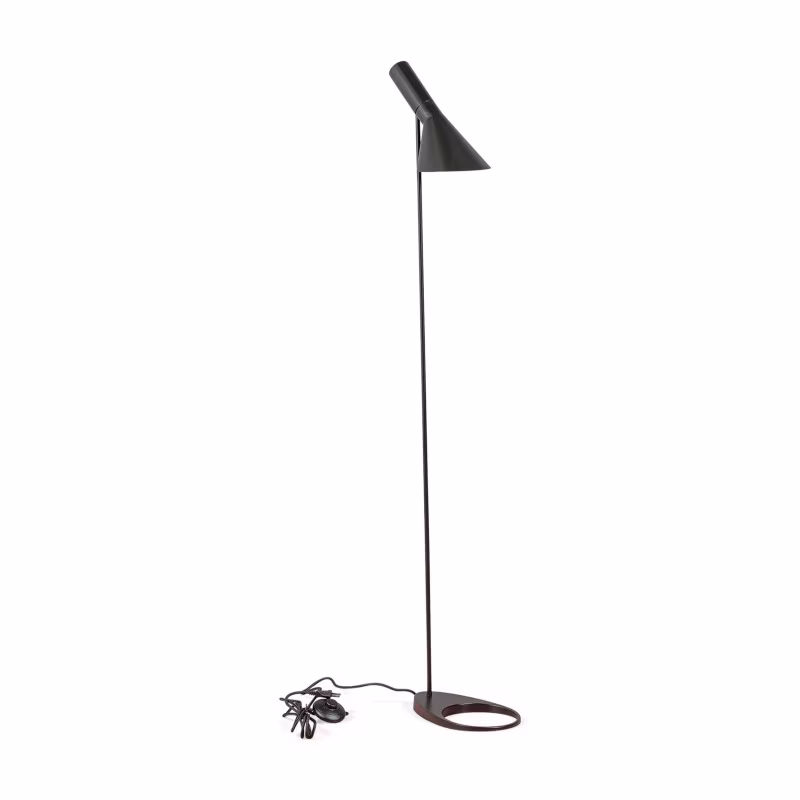 Jhon lattiavalaisin | Arne Jacobsenin inspiroima muotoilu teräksestä