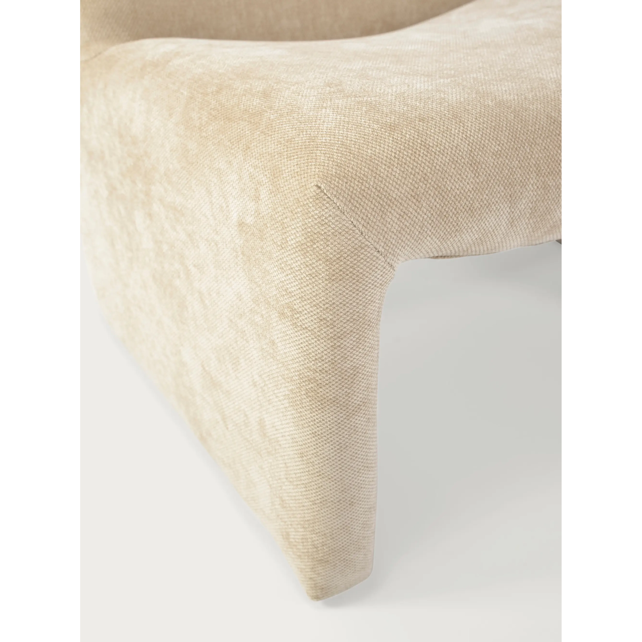Poltrona imbottita di design Basel, stile minimalista e confortevole