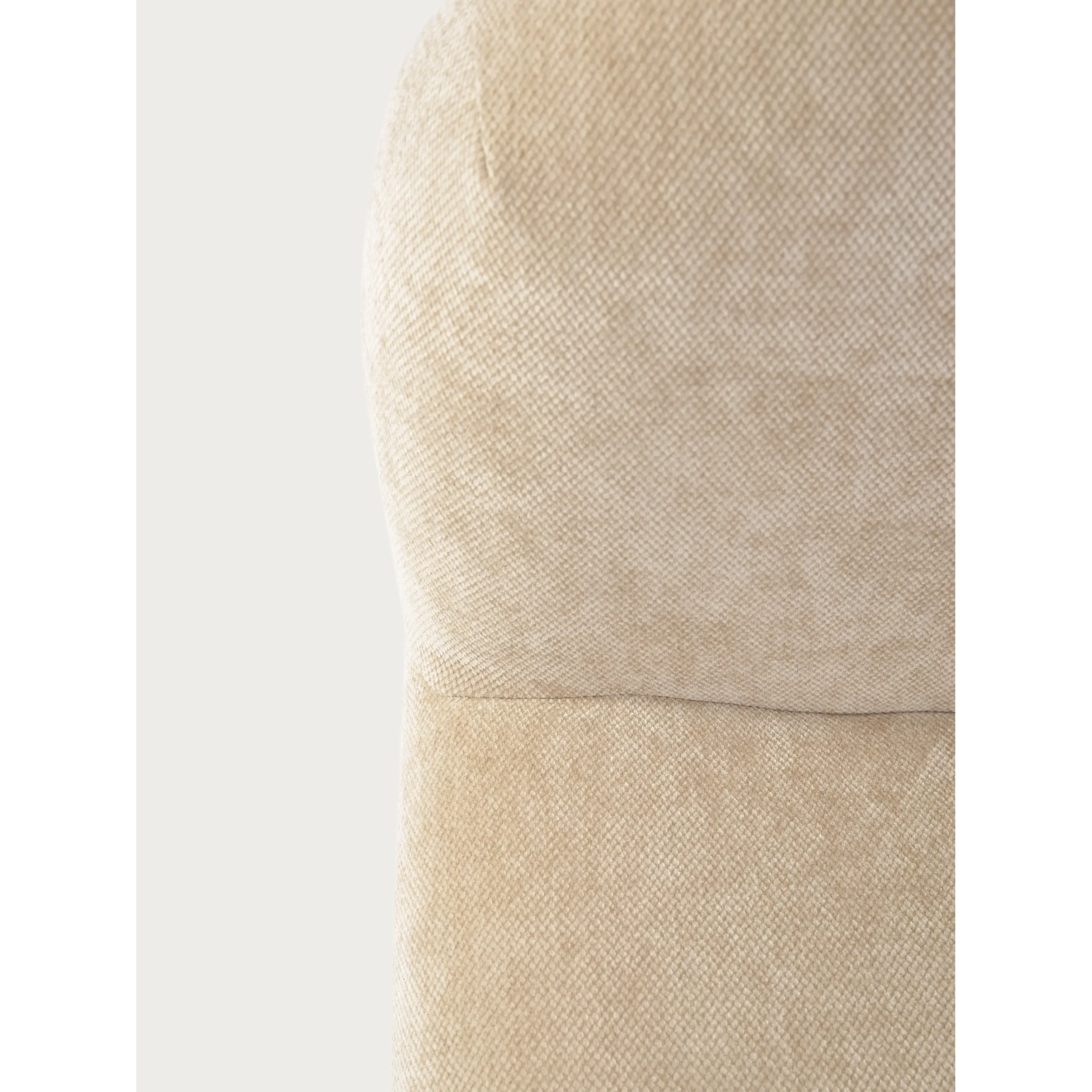 Poltrona imbottita di design Basel, stile minimalista e confortevole