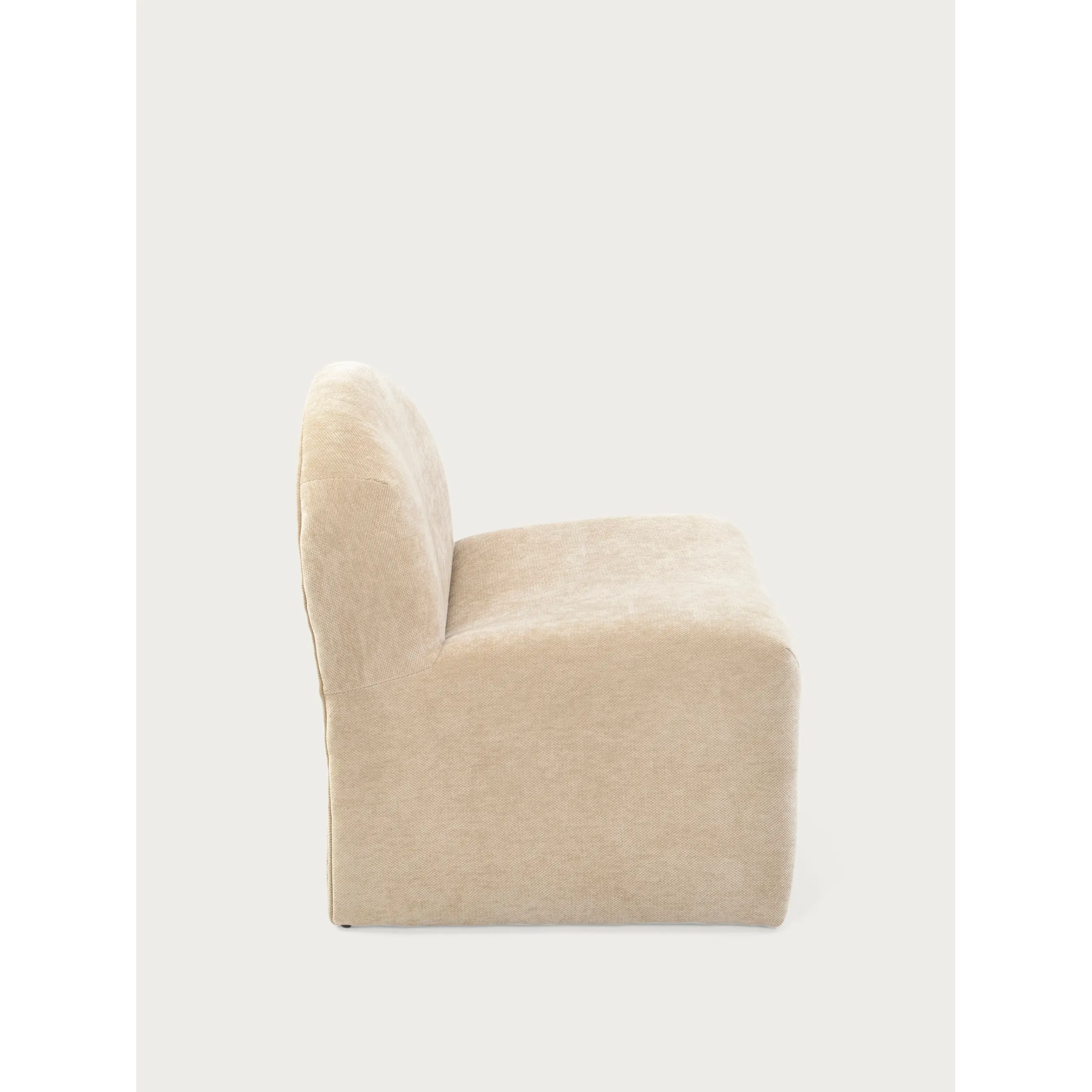 Poltrona imbottita di design Basel, stile minimalista e confortevole