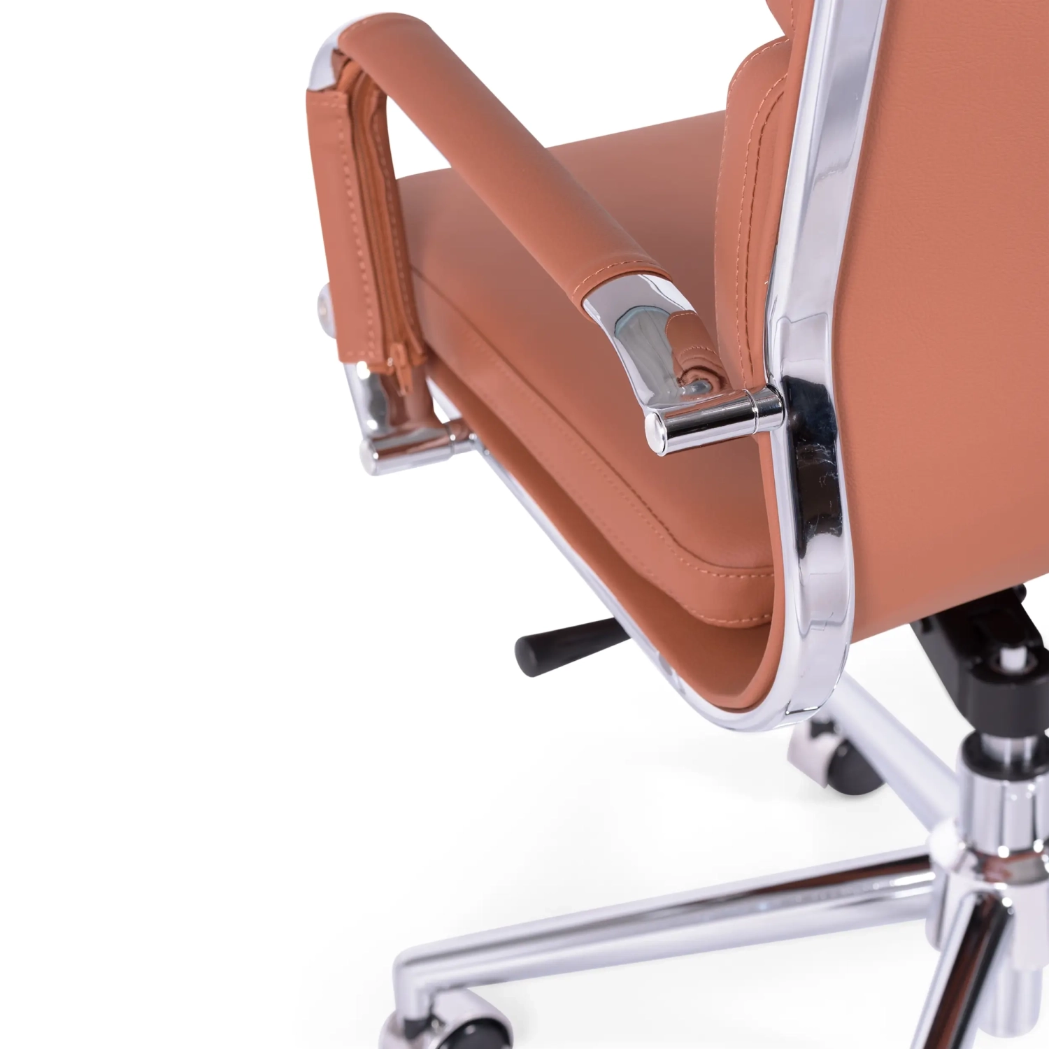 Cadeira de escritório em pele italiana com encosto alto e design elegante