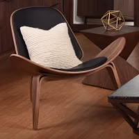 Replica della sedia Shell Ch07 in legno di noce