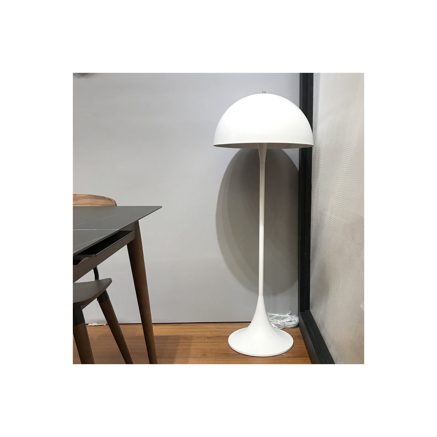 Réplica de la lámpara de pie Phantella de Verner Panton