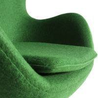 Replica Egg Chair in kasjmier door ontwerper Arne Jacobsen