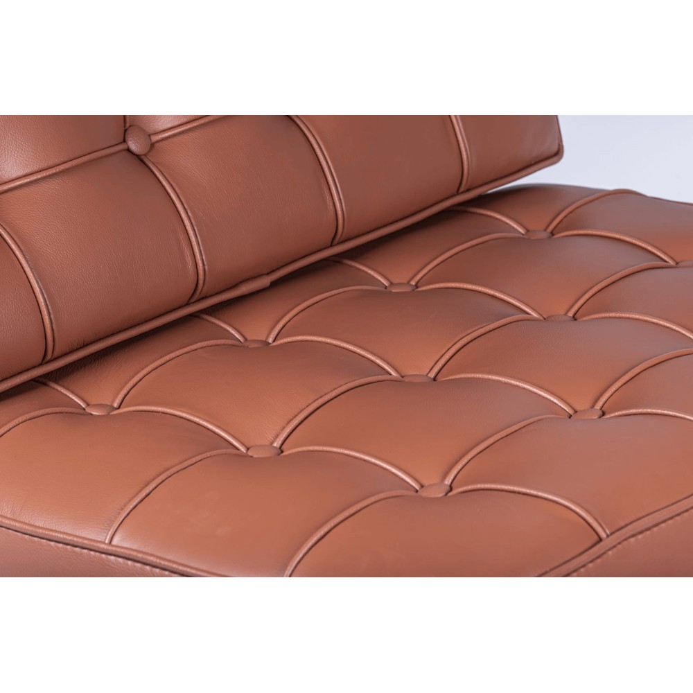 Replica della sedia Barcelona in pelle cognac.