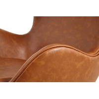 Replica Egg Chair in vintage verweerd kunstleer