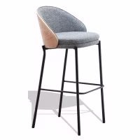 Hocker Nordic Earth aus Walnussholz und mit Baumwolle bezogen